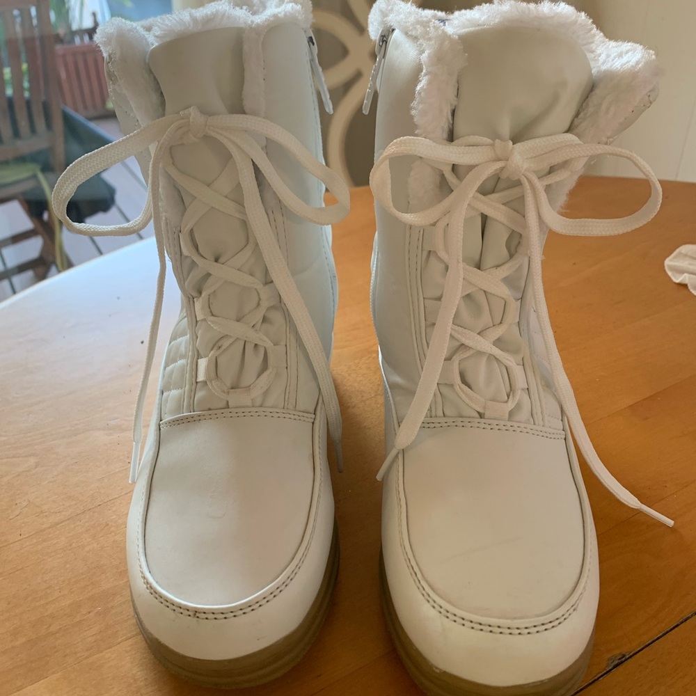 Totes White Winter Boots with Fur Trim